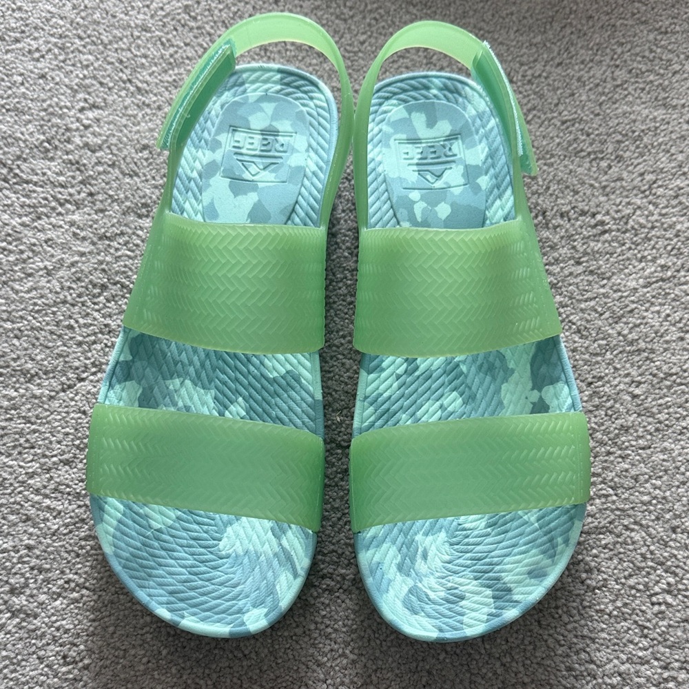 REEF women’s PVC free non slip pool sandals